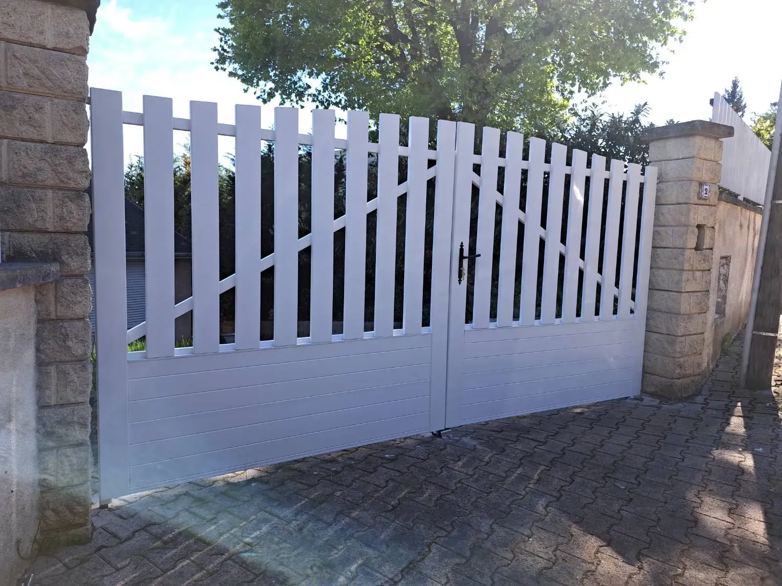 Installation portail PVC Art et TRadition