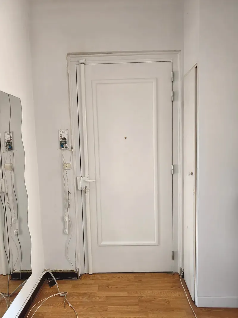 Réparation porte blanche Après