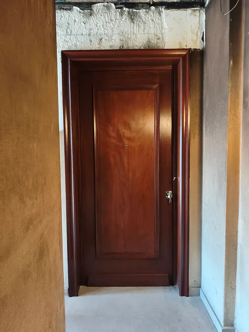Réparation porte bois Après
