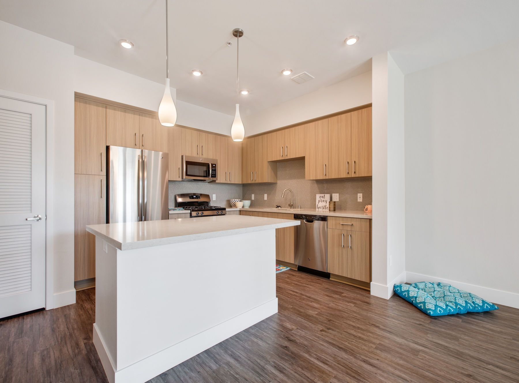 Sliding Photo Gallery Displaying Apartment Features #1