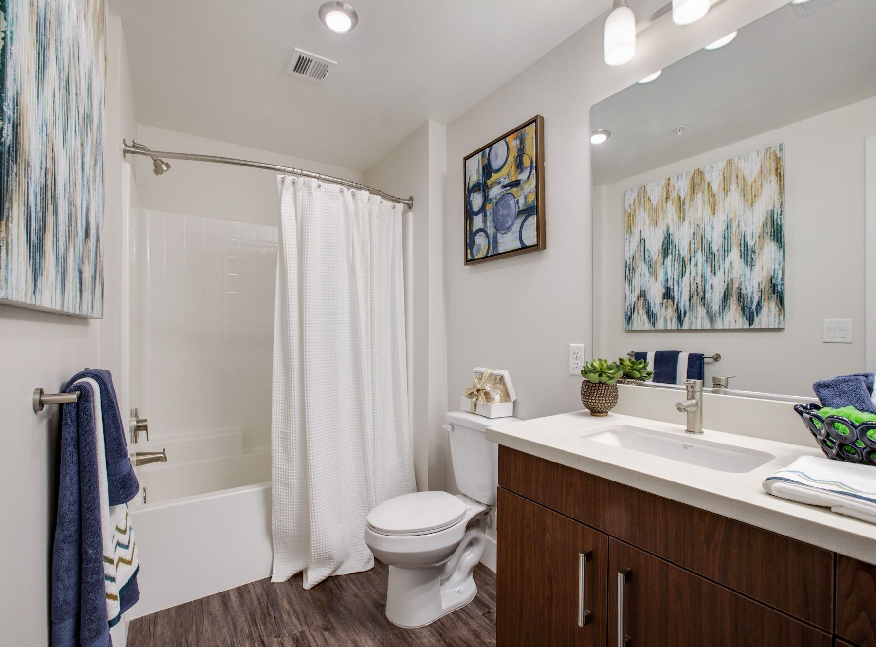 Sliding Photo Gallery Displaying Apartment Features #1