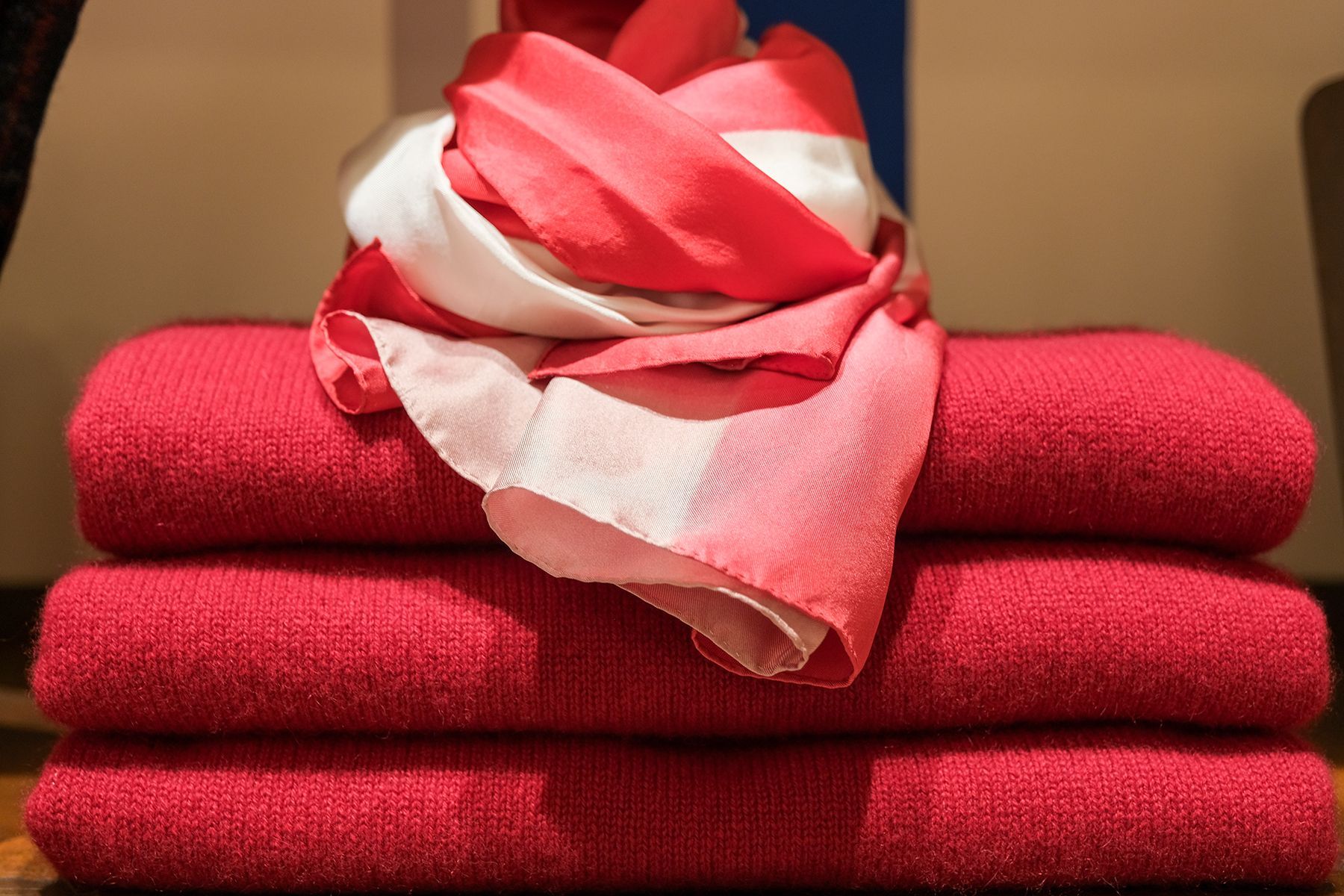 maglione con sopra foulard abbinato