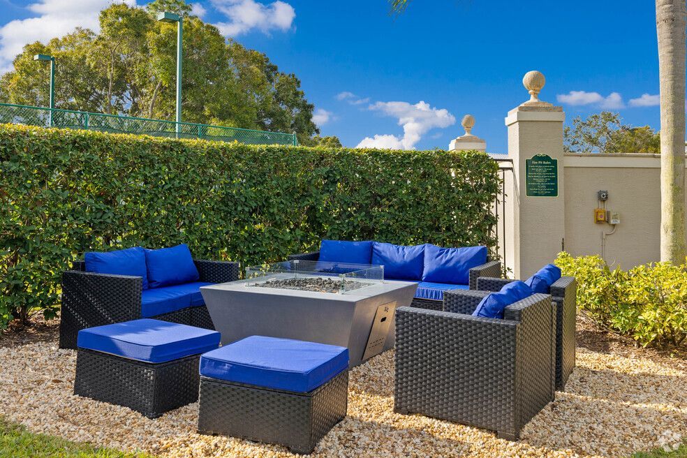 Fire Pit and Lounge