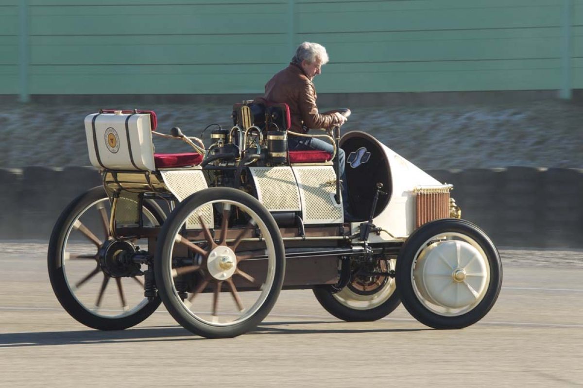 In 1900, Dr. Ferdinand Porsche created the world’s first fully functional hybrid car called the “Semper Vivus”