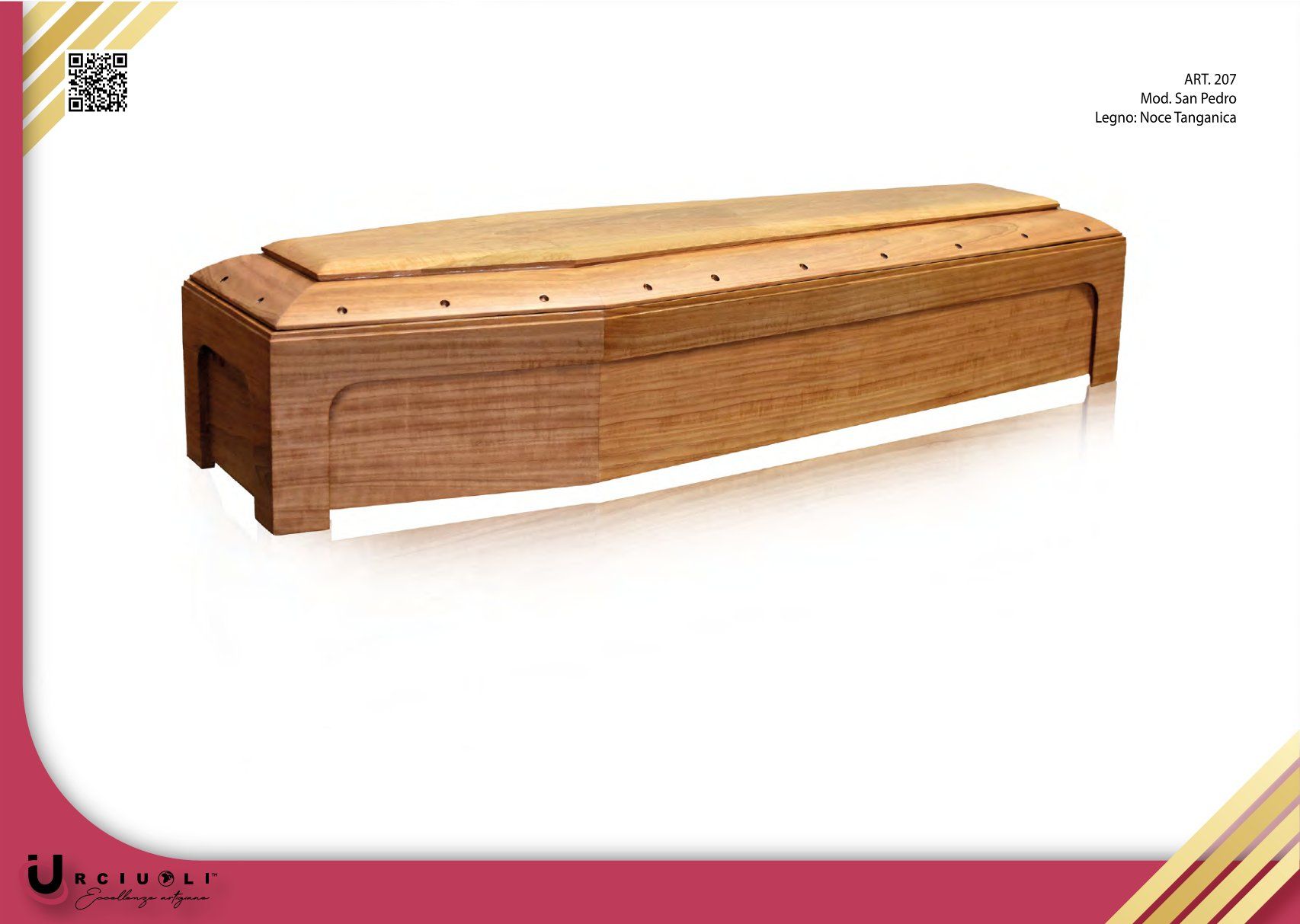 Bara in legno a forma di panca con coperchio curvo su sfondo bianco.