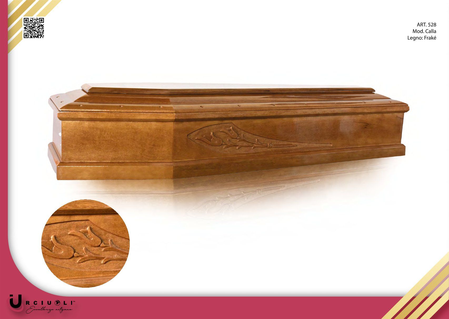 Bara in legno con coperchio intagliato su sfondo bianco.