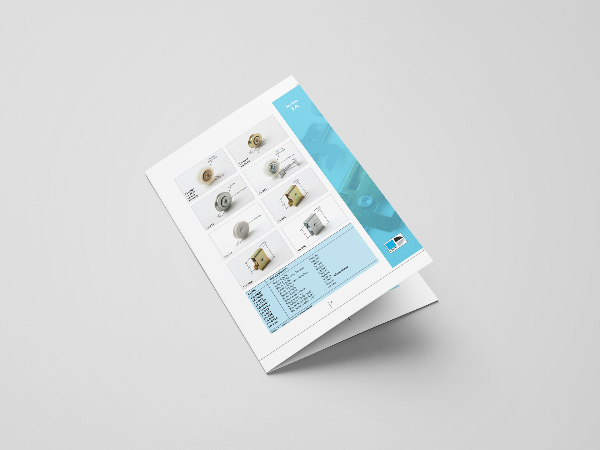 Vue en biais d'une brochure blanche avec des touches de bleu et de petites illustrations sur fond gris