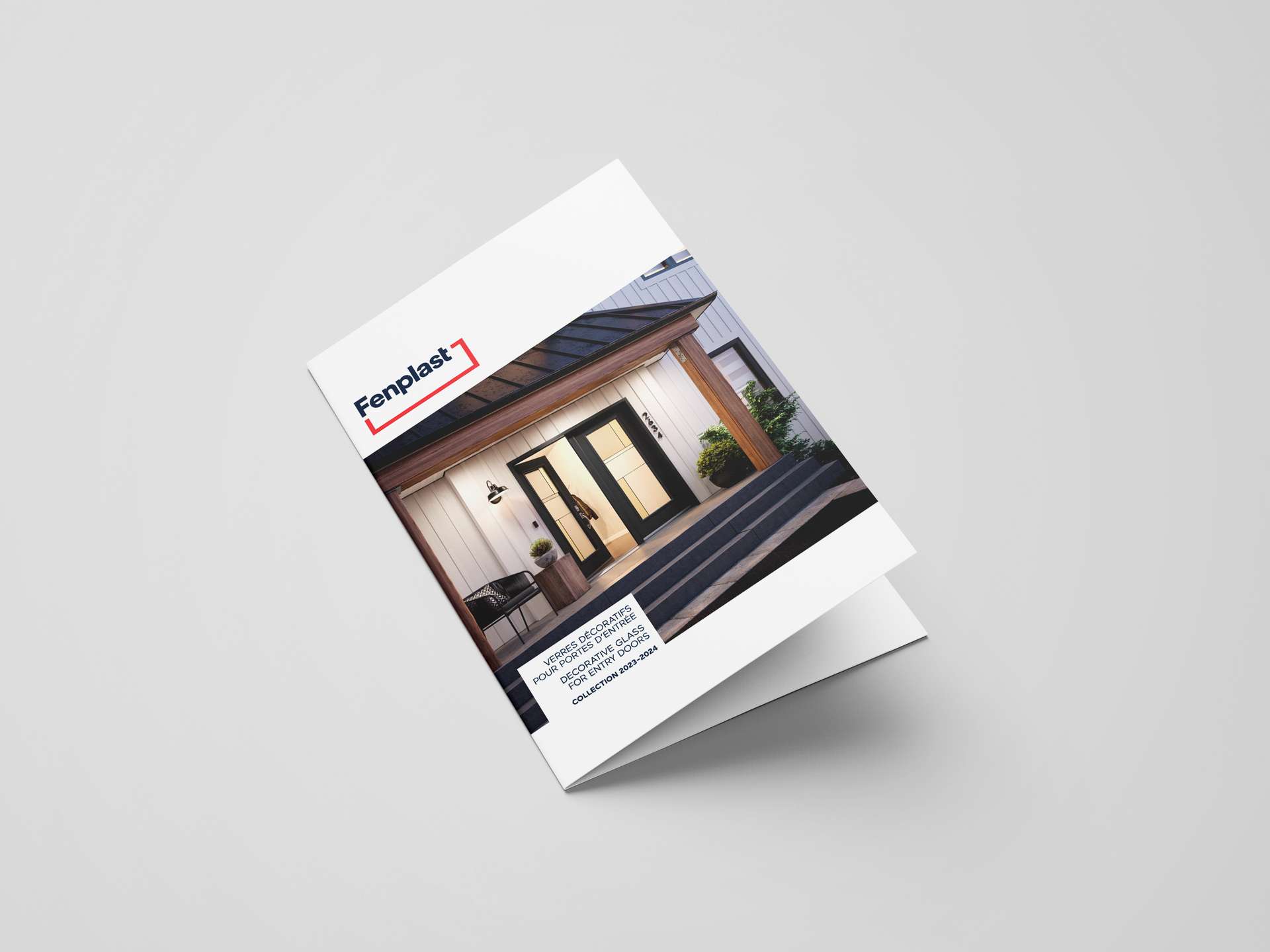 Brochure pivotée avec une photo de bâtiment sur fond gris clair