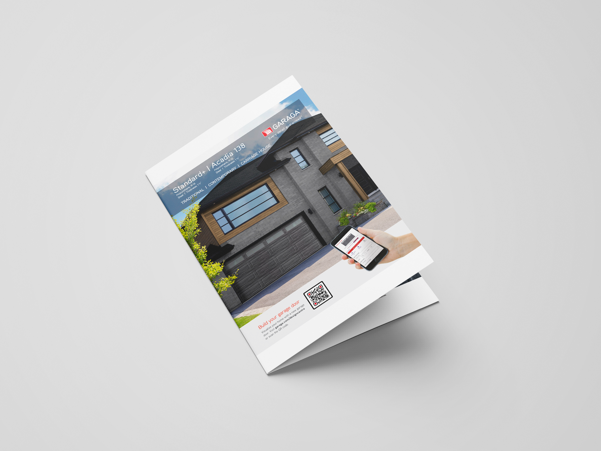 Brochure pivotée sur fond gris montrant une façade de magasin et un livret blanc à rayure rouge.