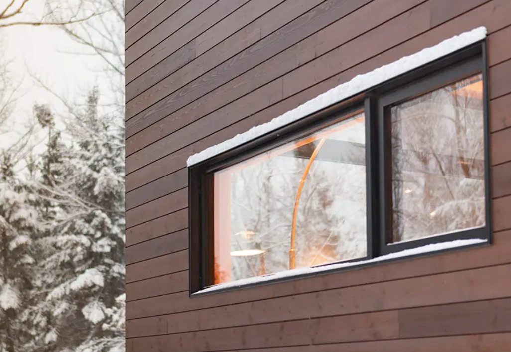 Installation de portes et fenêtres en hiver sur la Rive-Sud de Montréal.