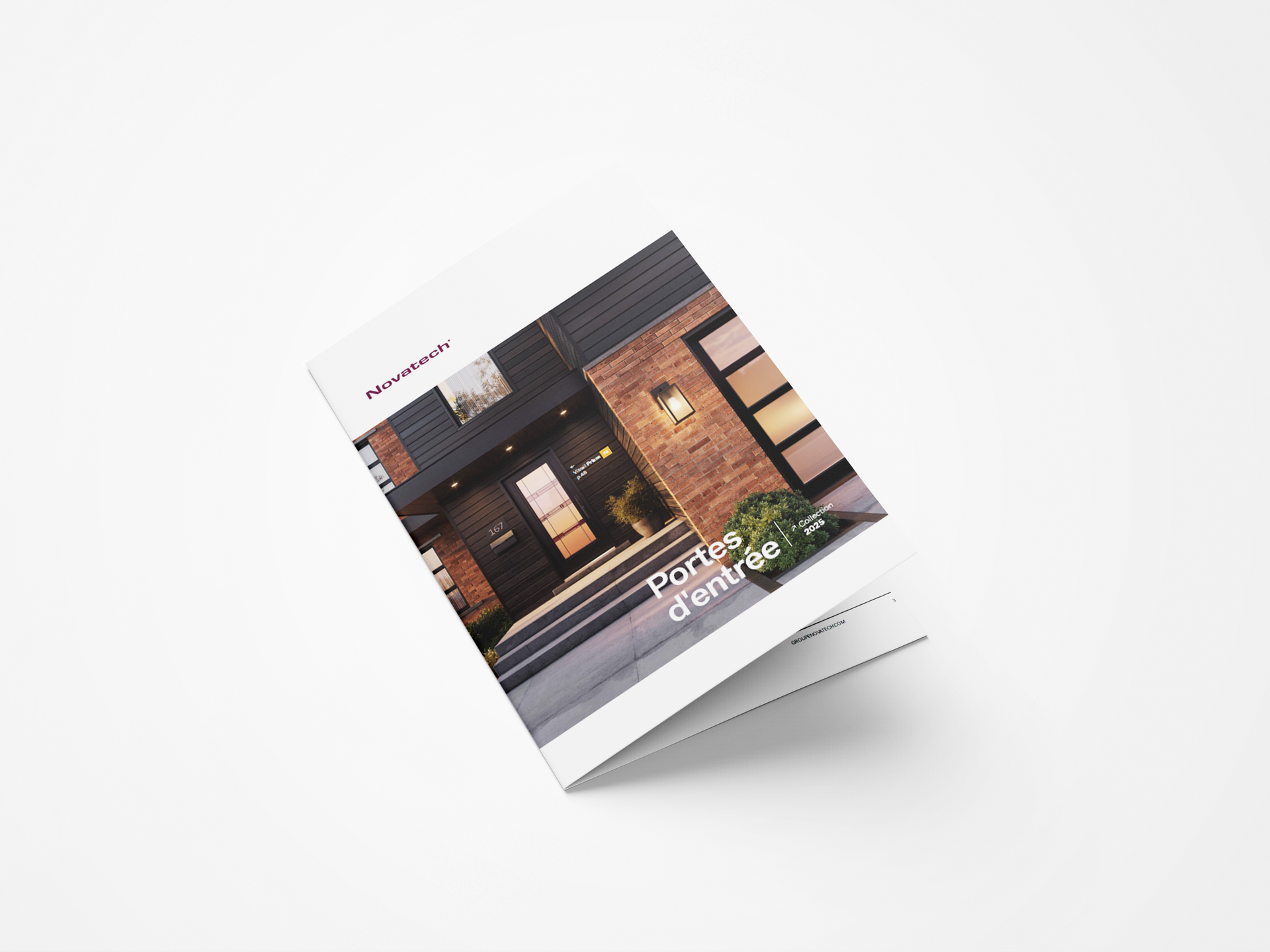 Maquette de brochure minimaliste avec une photo de l'extérieur d'une maison sur fond blanc