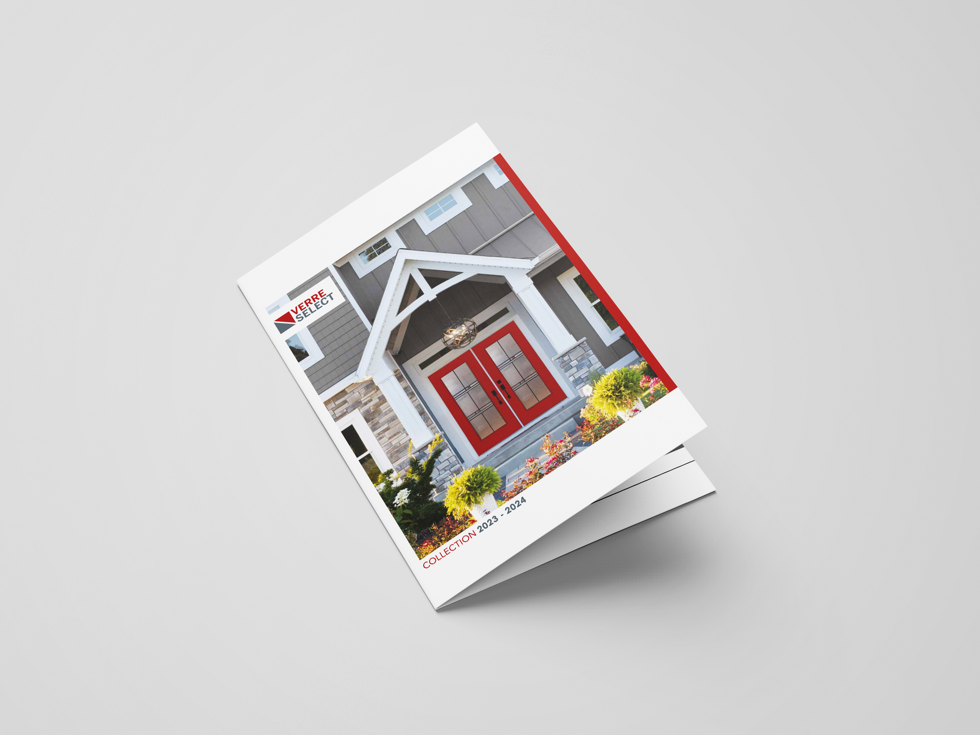 Brochure publicitaire avec une porte d'entrée rouge sur fond blanc