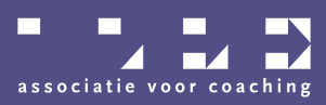 Paars logo met witte geometrische vormen en de tekst “associatie voor coaching”