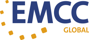 EMCC Global-logo in blauw en goud met kleine oranje vierkante accenten.