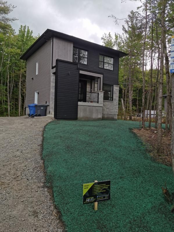 Une maison avec beaucoup d'herbe devant
