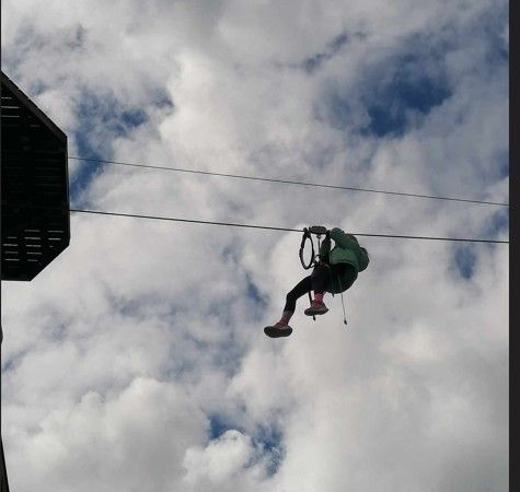 zipline hoog van boom tot boom