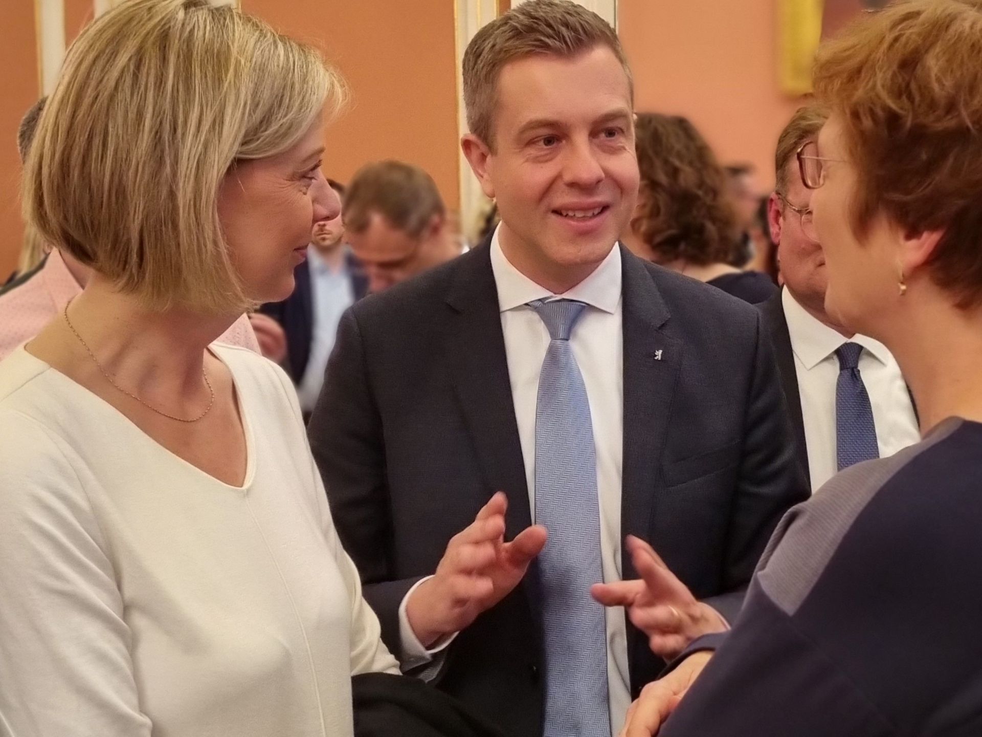 Susanne Stecher HPR und Daniela Ortmann HPR im Gespräch mit Herrn Evers