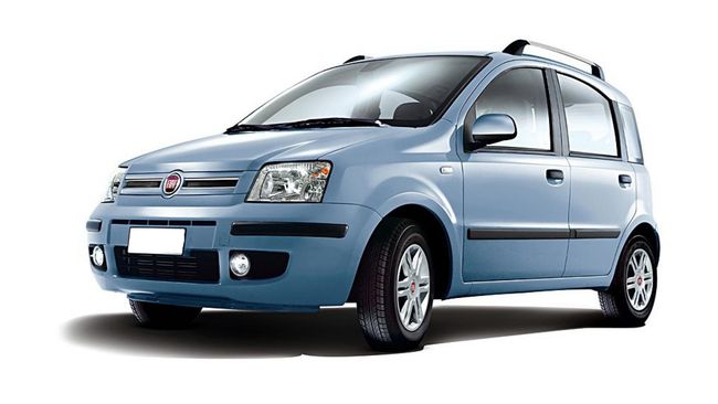 Auto compatta a due volumi di colore azzurro su sfondo bianco, vista angolata anteriore sinistra.