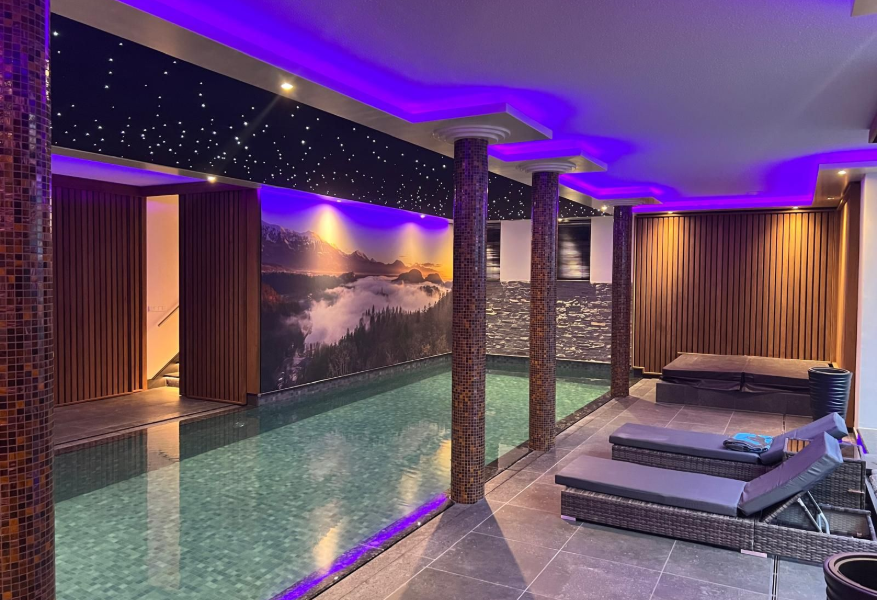 Akoestisch spanplafond met sterrenhemel, full colour als wandbespanning en RGB-W LED met SMART besturing in zwembad.