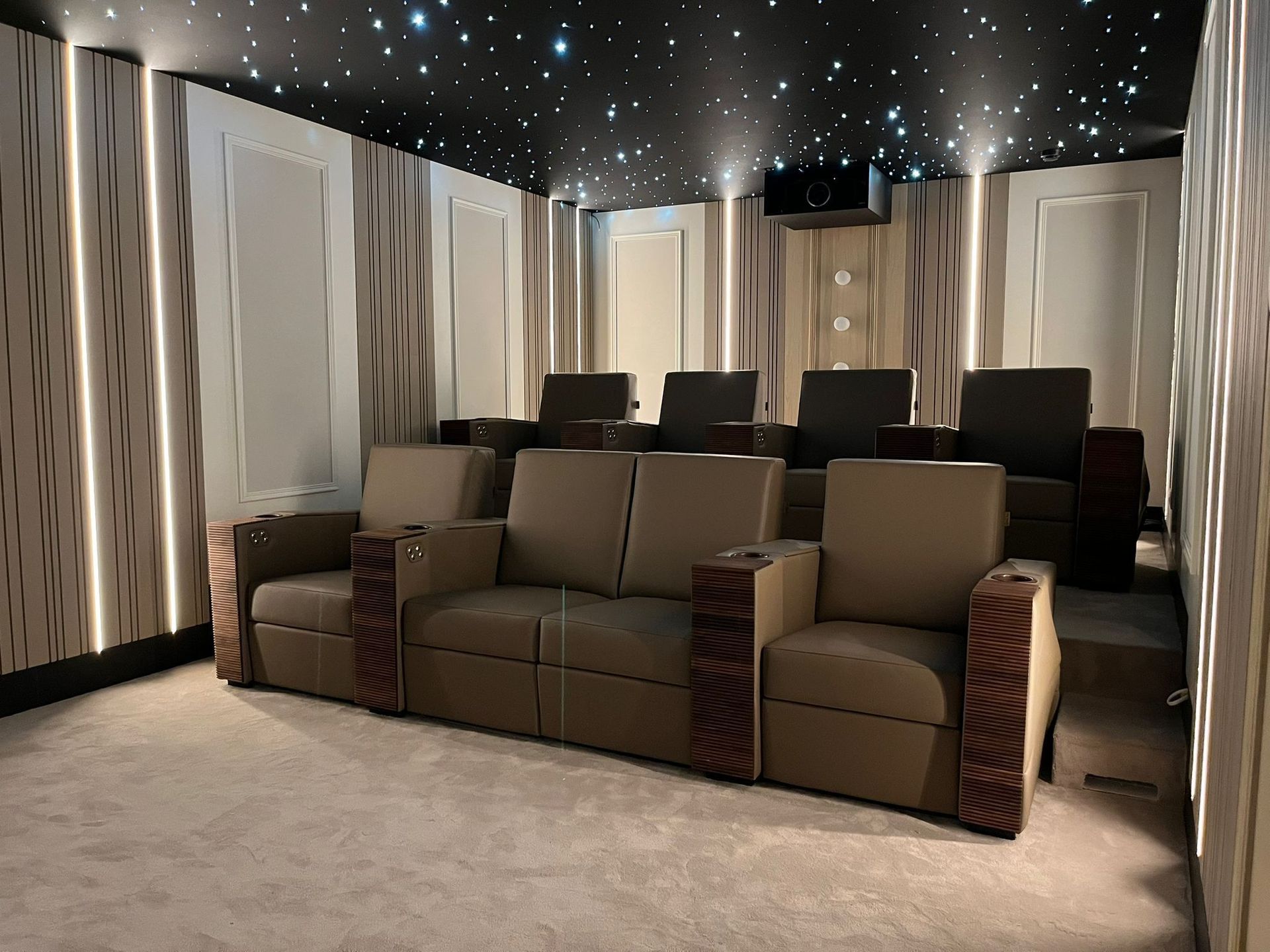 Spanplafond met sterrenhemel in thuisbioscoop