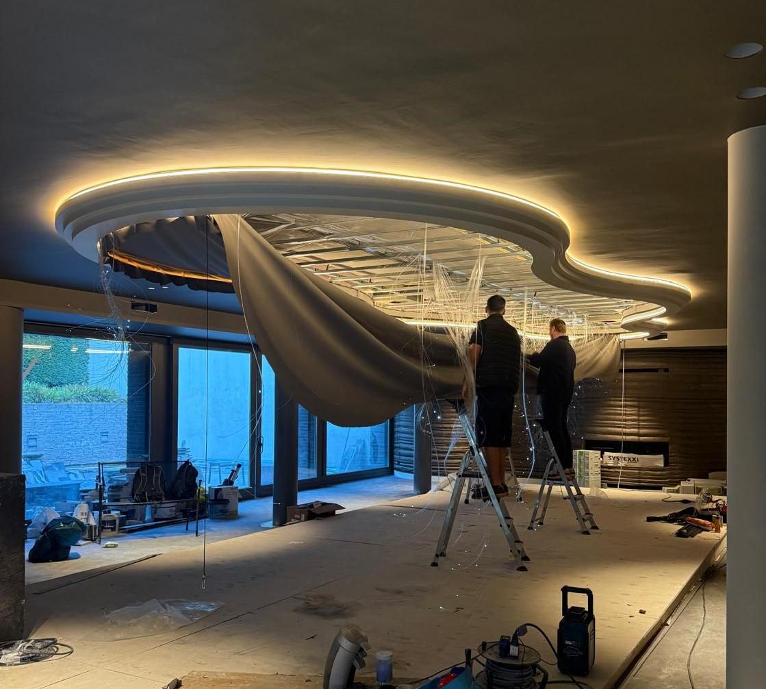 Zwembad met indirecte LED in koof. Spanplafond in RAL-kleur met sterrenhemel tijdens montage.