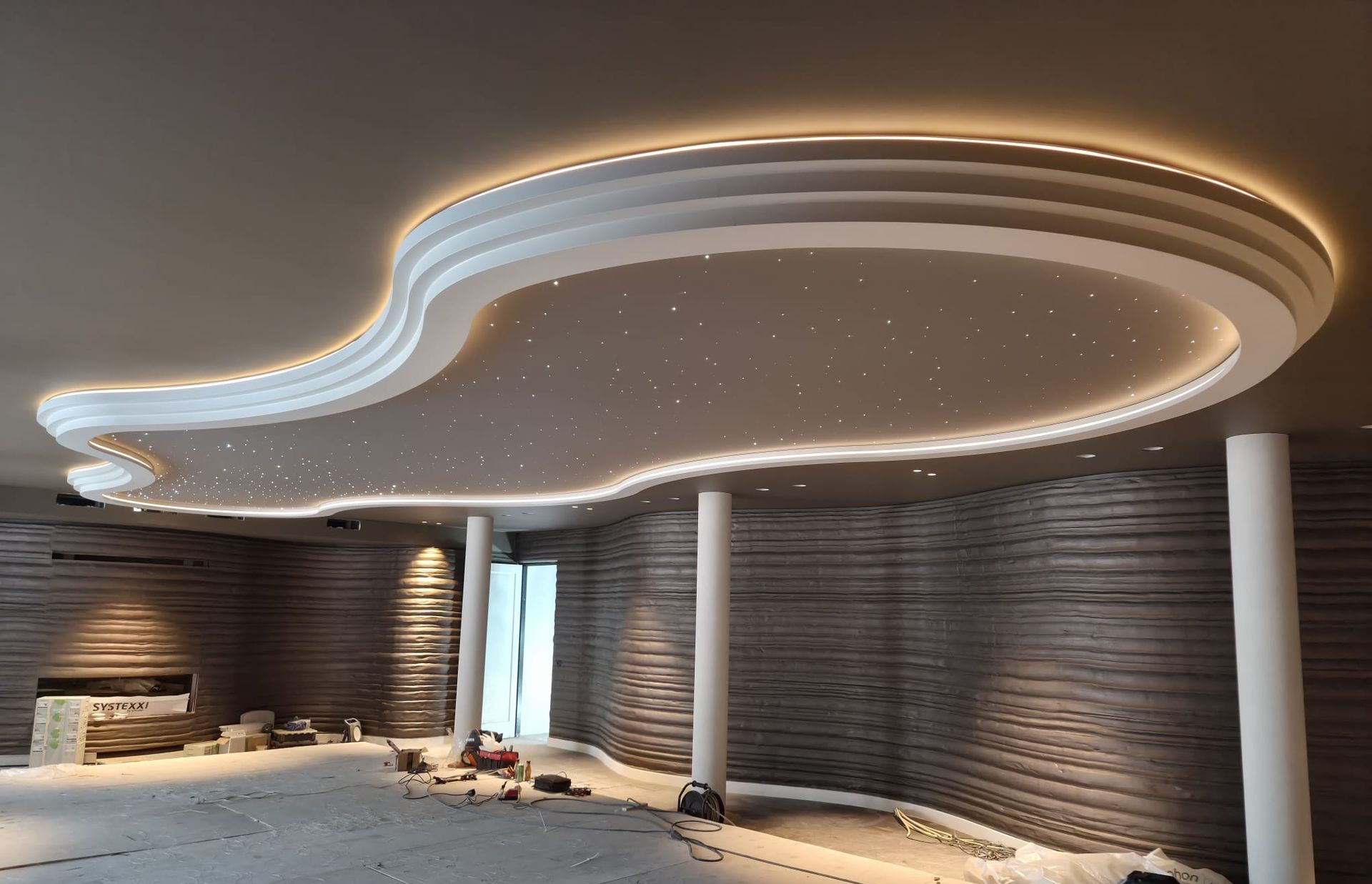Zwembad met indirecte LED in koof. Spanplafond in RAL-kleur met sterrenhemel na montage.