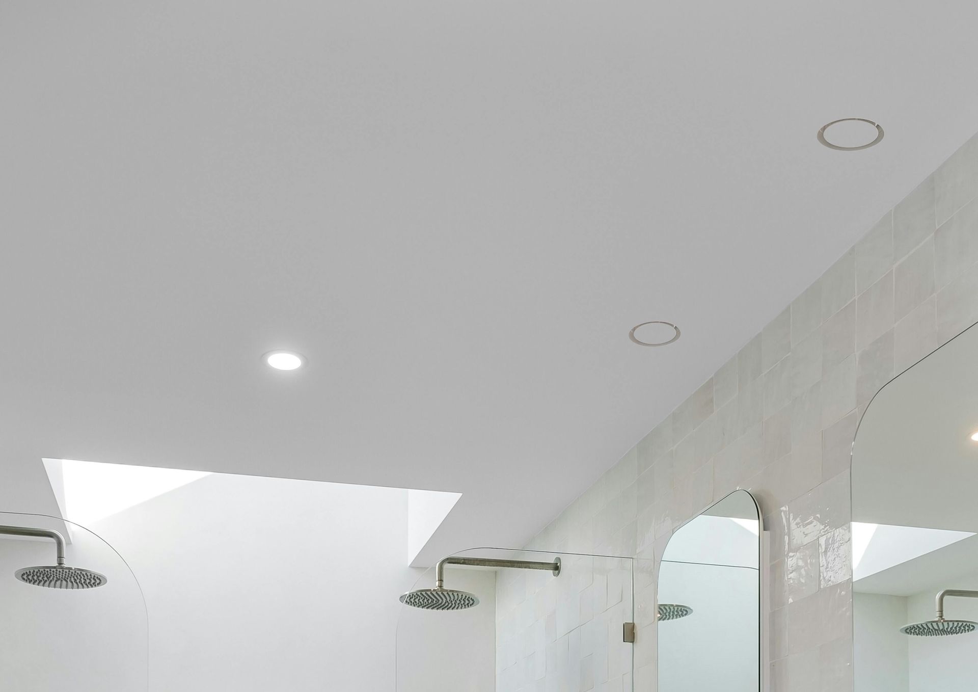 spanplafond in badkamer met No-show ventielen en spots