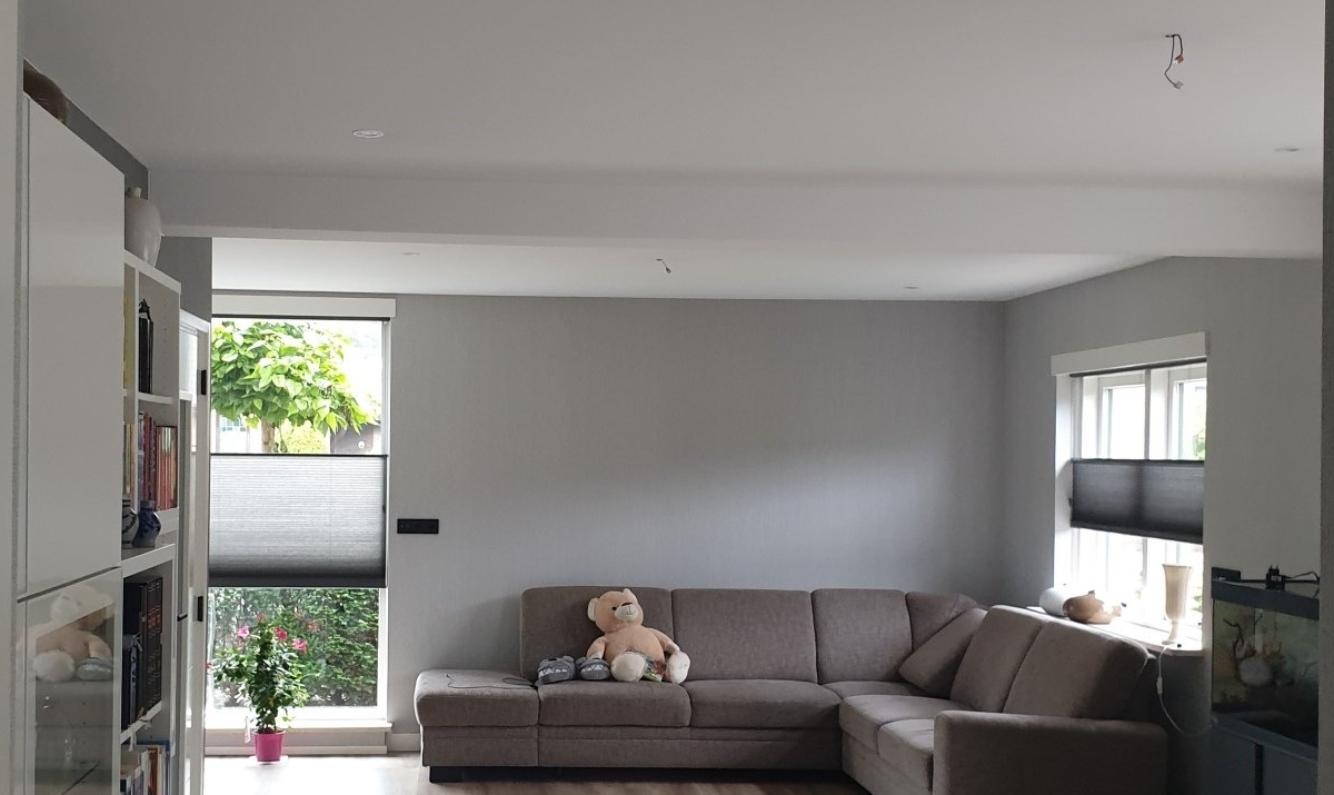 Moderne woonkamer met een elegant spanplafond dat een stijlvolle uitstraling biedt.