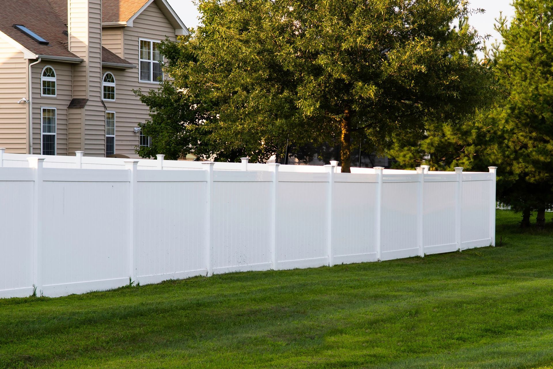 white vinyl fence outdoor