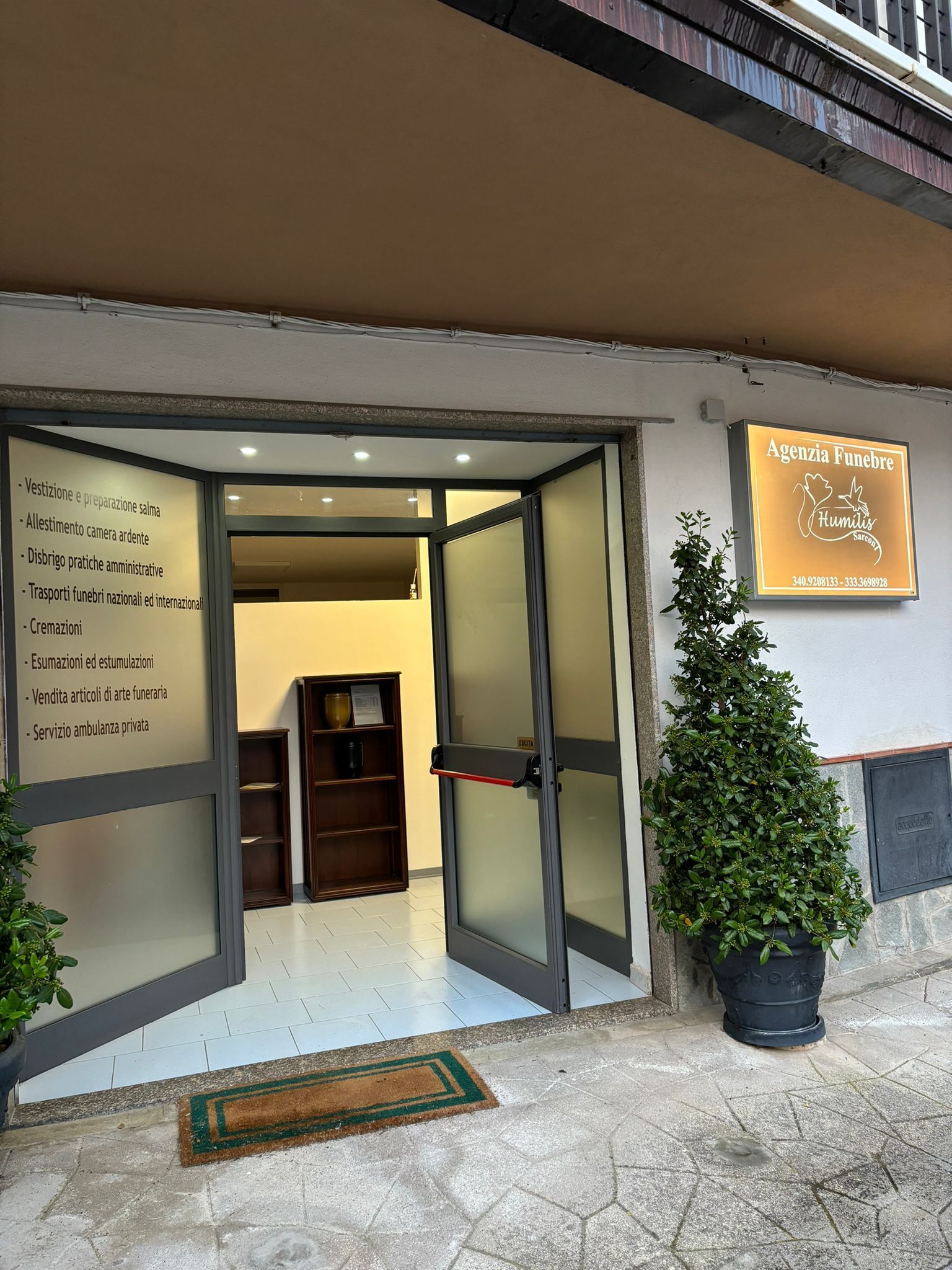 L'ingresso di un edificio con un cartello che dice 