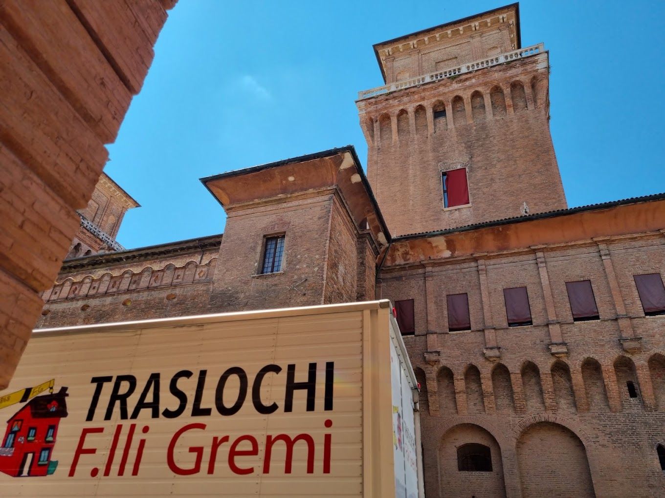Facciata dell'edificio con l'insegna della ditta di traslochi