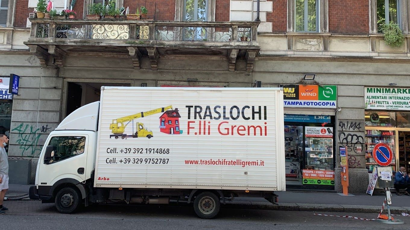 Un camioncino bianco con la scritta