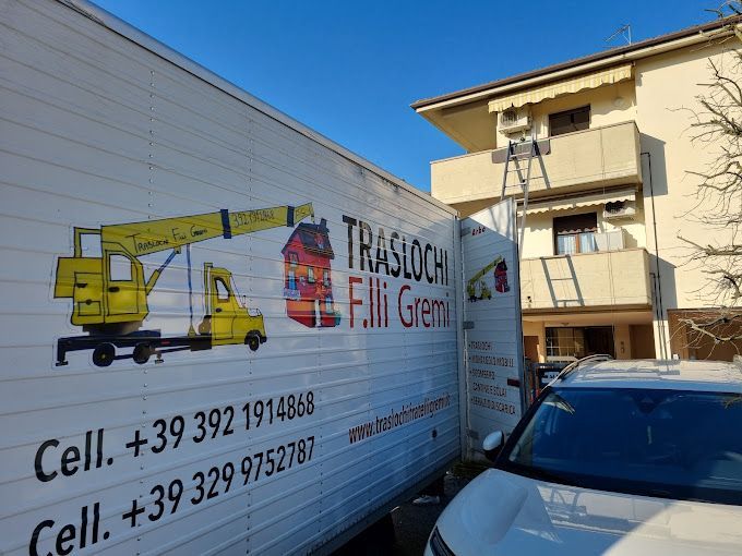 Un camioncino giallo con la scritta 