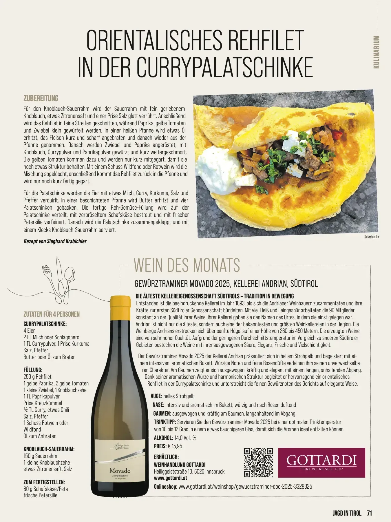 Wein Tirol Kulinarik Juli 2026 Eine geöffnete Flasche Südtiroler Gewürztraminer Movado 2025 der Kellerei Andrian steht im Vordergrund auf einem weiß gedeckten Restauranttisch neben einem eleganten Glas Weißwein. Direkt dahinter ist ein Teller mit einem orientalischen Rehfilet in einer goldgelben Currypalatschinke mit Schafskäse und Sauerrahm angerichtet.