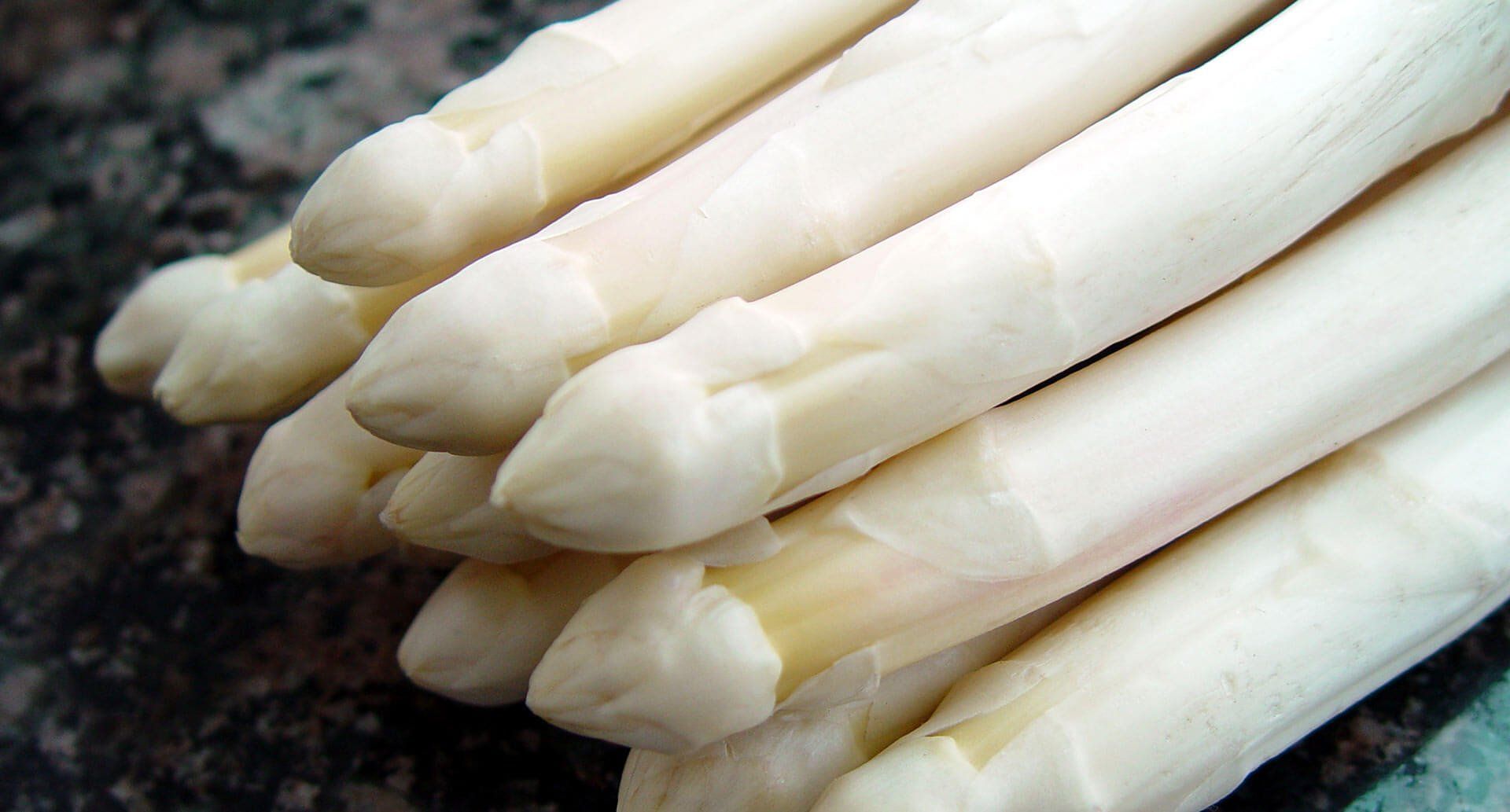 Weisser Spargel zum Wein