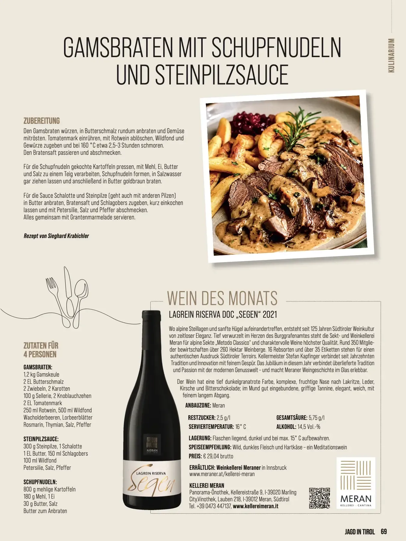 Die Seite zeigt ein Magazinlayout mit dem Haupttitel „Gamsbraten mit Schupfnudeln und Steinpilzsauce“ aus dem Bereich „Kulinarium“. Oben rechts ist ein Foto des angerichteten Gamsbratens mit einer dunklen Pilzsoße, Schupfnudeln und Preiselbeeren abgebildet. Auf der linken Seite sind die Zutatenlisten und Zubereitungsanleitungen für den Gamsbraten, die Steinpilzsauce und die Schupfnudeln für vier Personen aufgelistet. Der untere Teil präsentiert den „Wein des Monats“ – den Lagrein Riserva DOC „Segen“ 2021 der Weinkellerei Meran – mit einer Flaschenabbildung, Weinbeschreibung, Kenndaten sowie den Kontaktdaten der Kellerei.