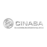 Un logotipo plateado para una empresa llamada Cinasa sobre un fondo blanco.