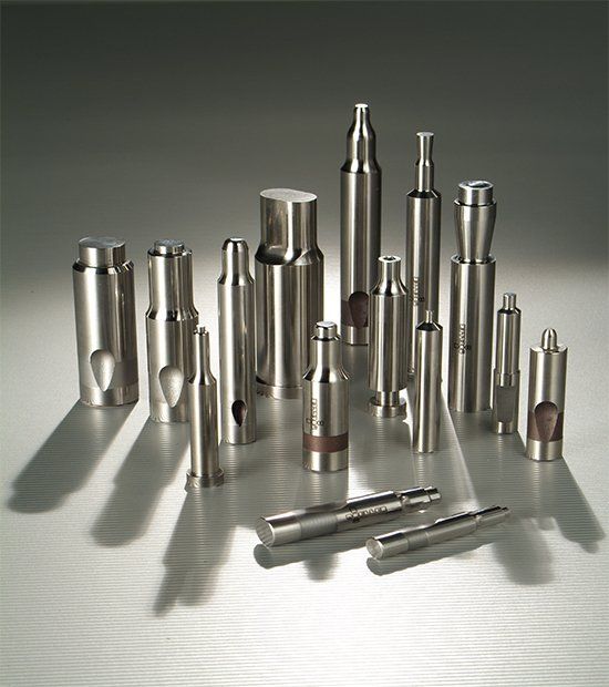 Un montón de objetos de metal están sobre una mesa.