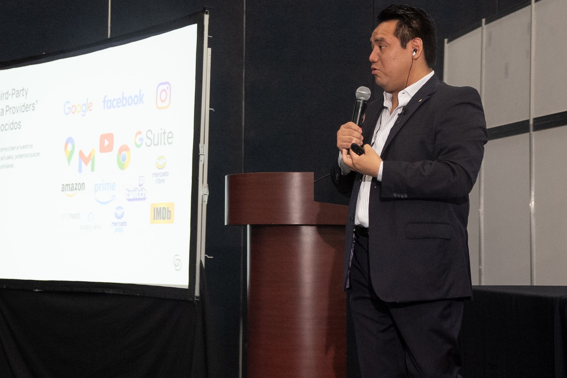 Saúl Castillo, especialista en ventas para empresas industriales, durante una charla