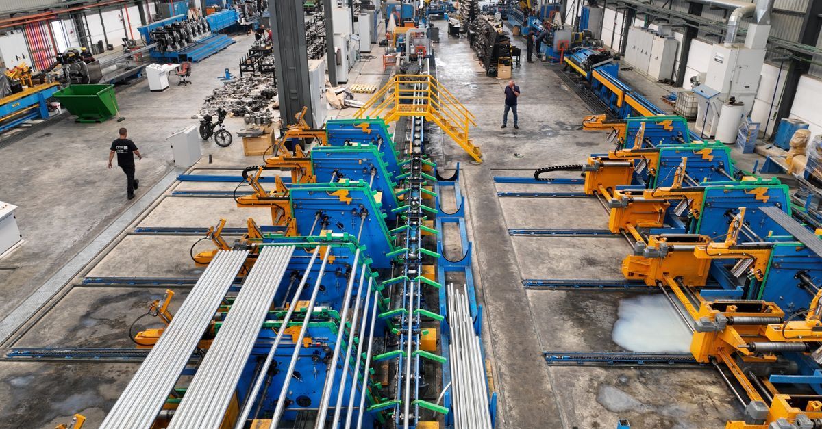 Taller industrial moderno con corte de metal