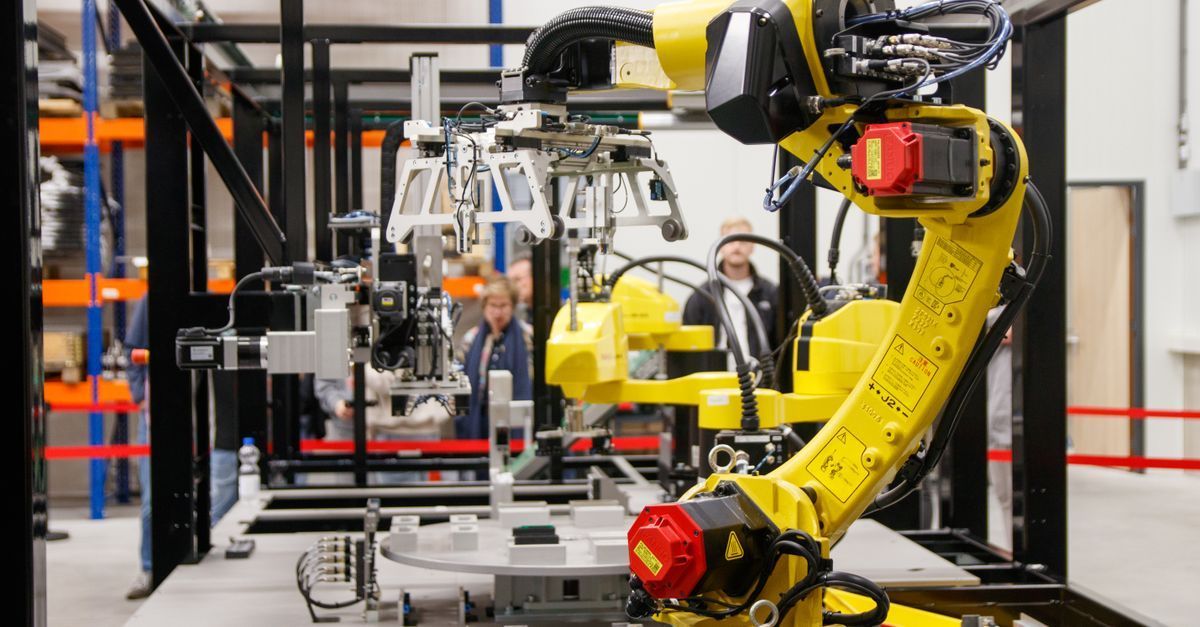 Línea de manufactura con brazos robóticos