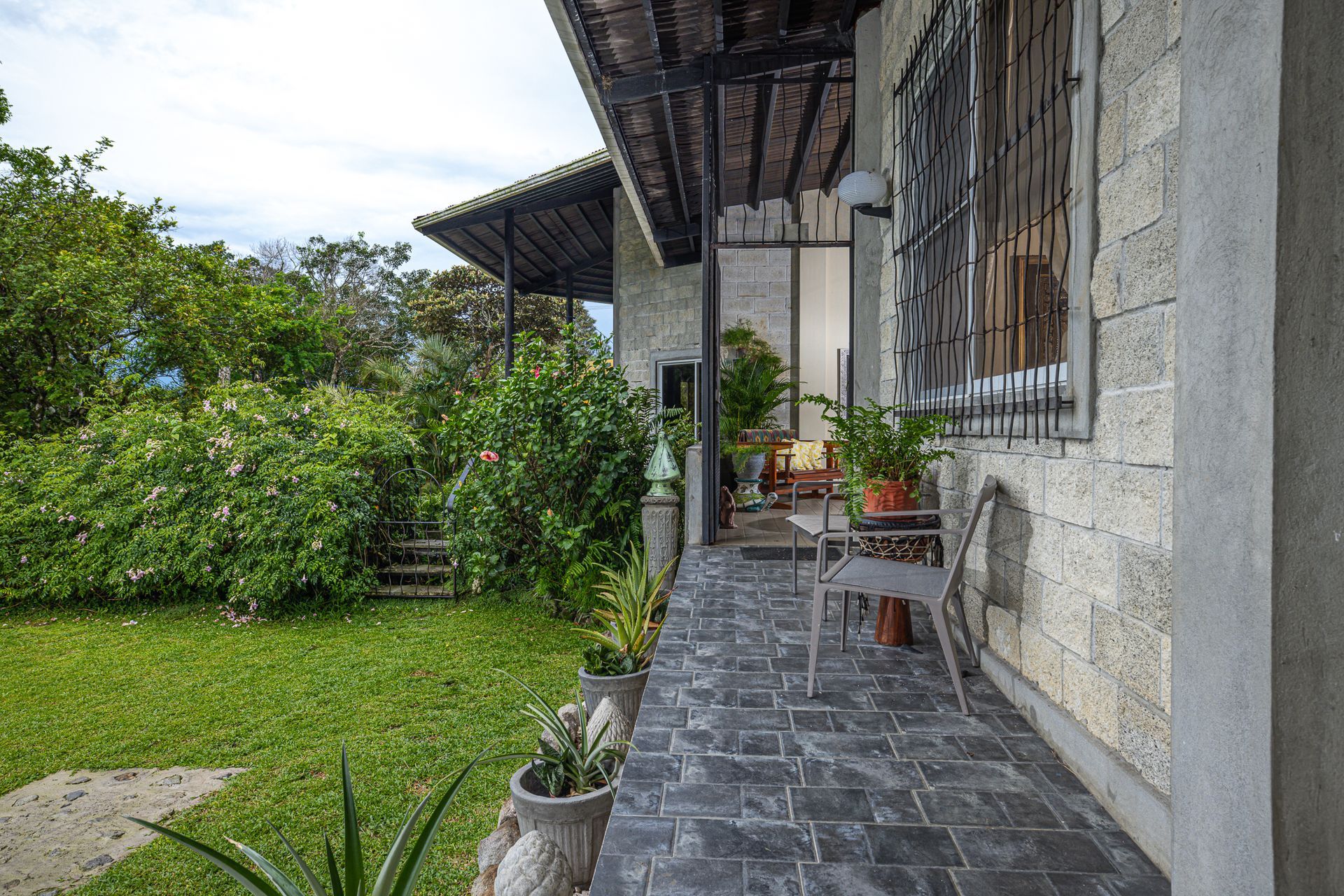 Lush garden pathway leading to a rustic cabaña with a relaxed atmosphere at Hotel Madre Tierra, Panama.