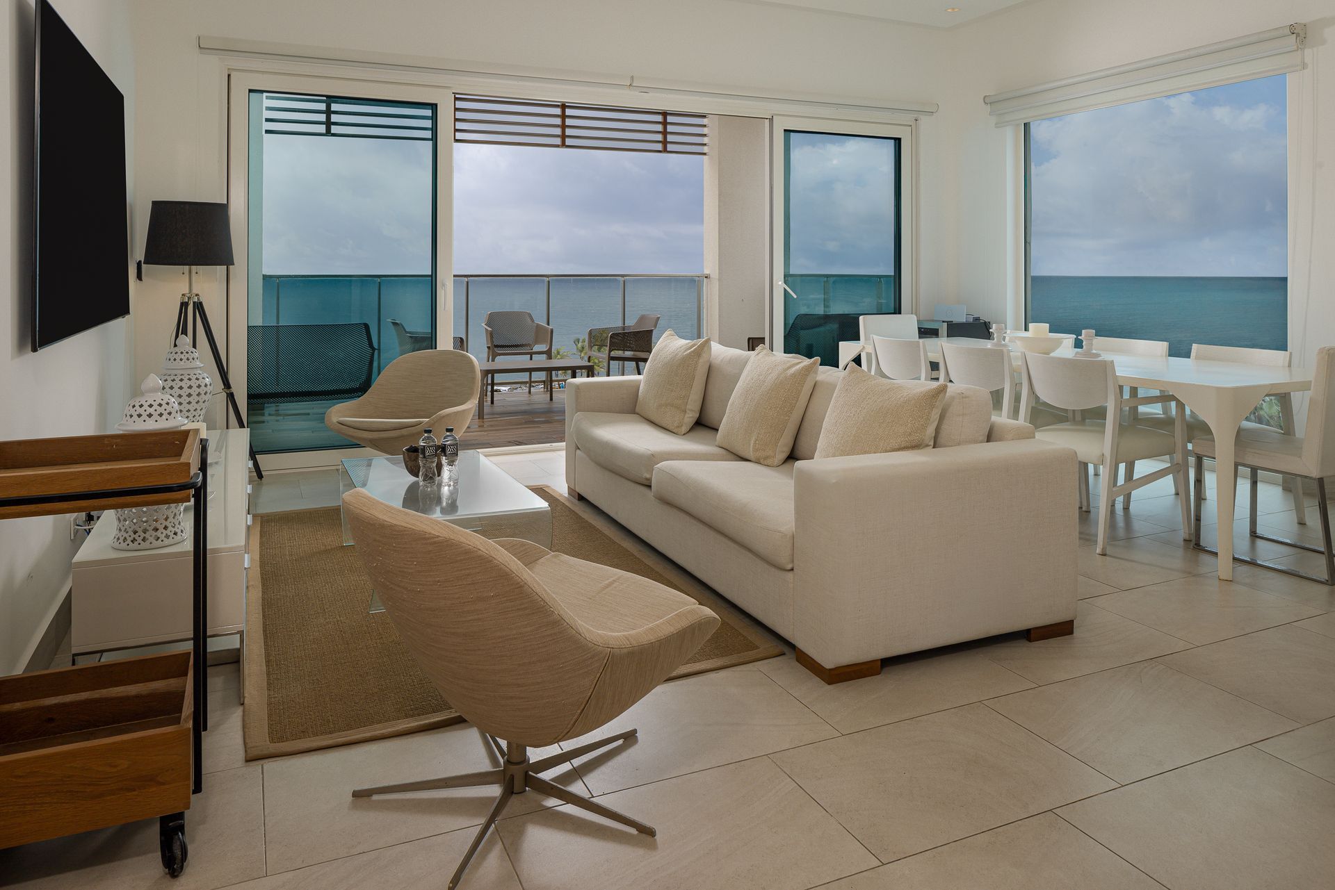 Oceanfront living room with panoramic Pacific Ocean view in three-bedroom Playa Escondida apartment listed on Amazinn Places, Panamá
