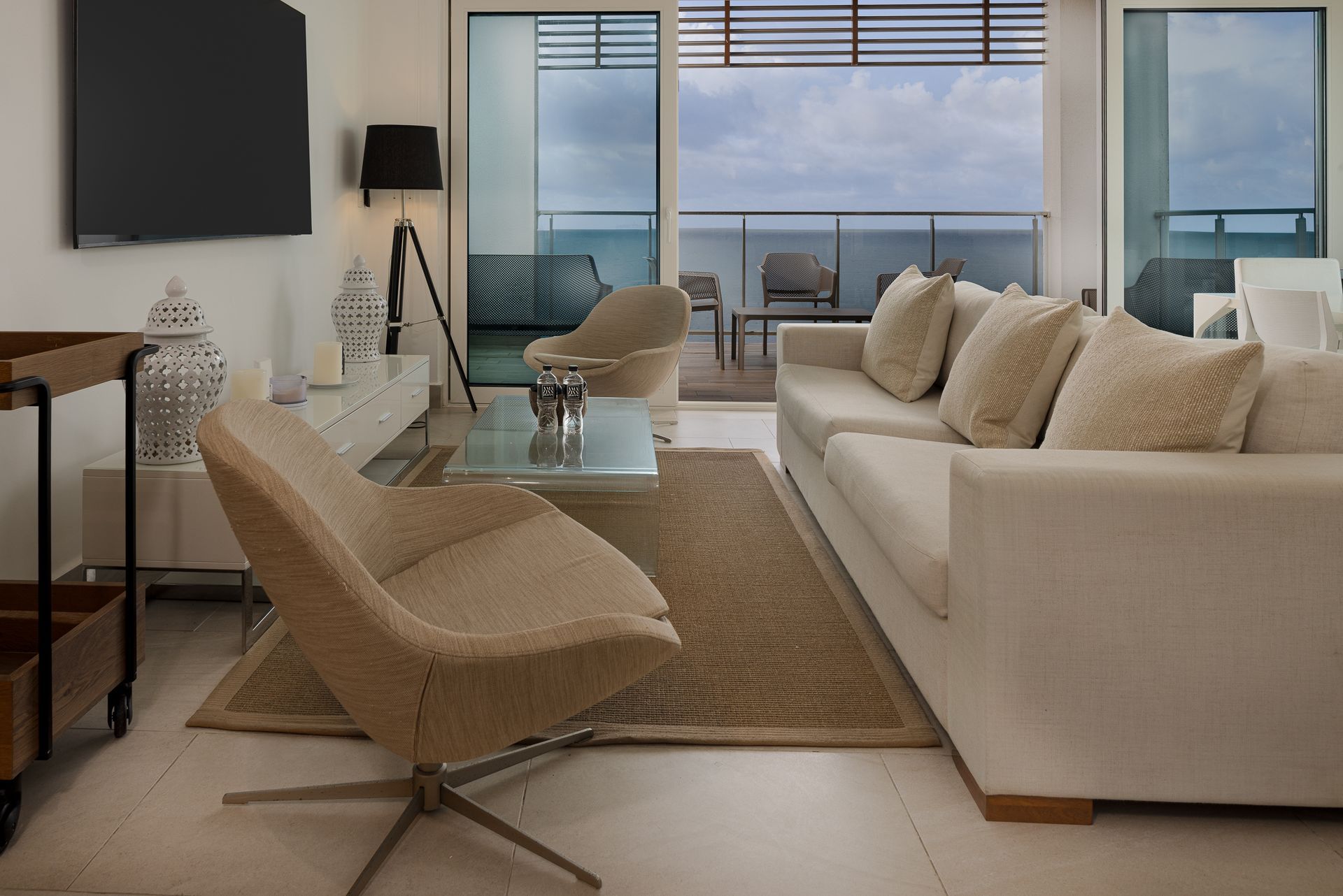 Living area with ocean view in Playa Escondida apartment listed on Amazinn Places, Panamá