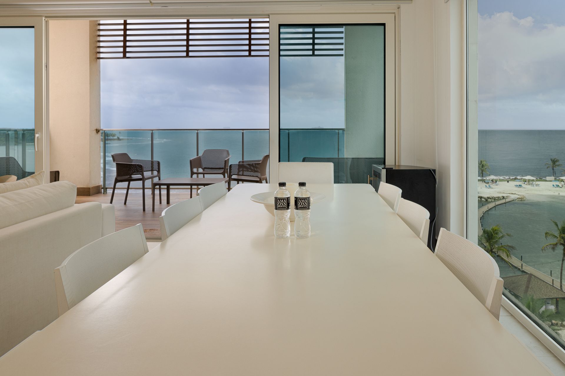 Dining area with ocean view at Playa Escondida apartment listed on Amazinn Places, Panamá