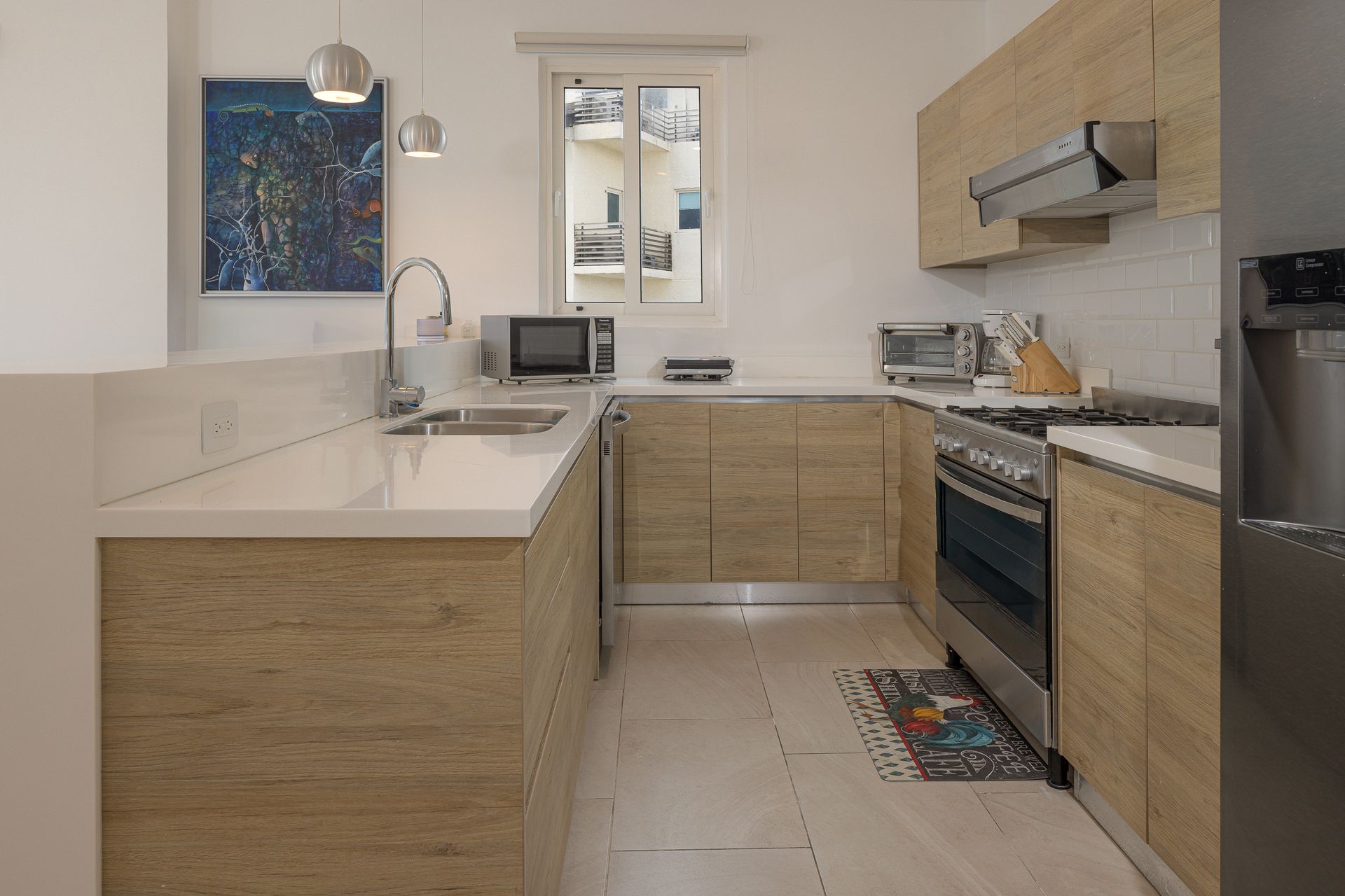 Fully equipped kitchen at Playa Escondida apartment listed on Amazinn Places, Panamá