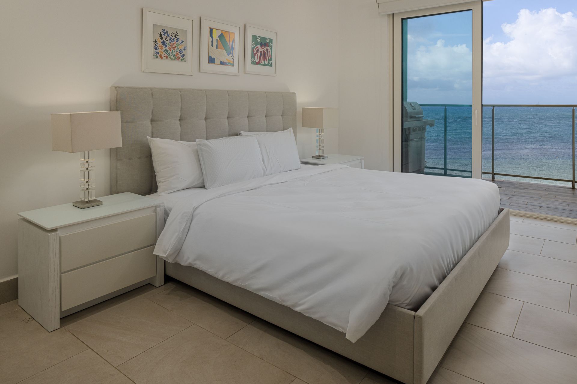Master bedroom with king bed and panoramic ocean view in three-bedroom Playa Escondida apartment on Amazinn Places, Panamá
