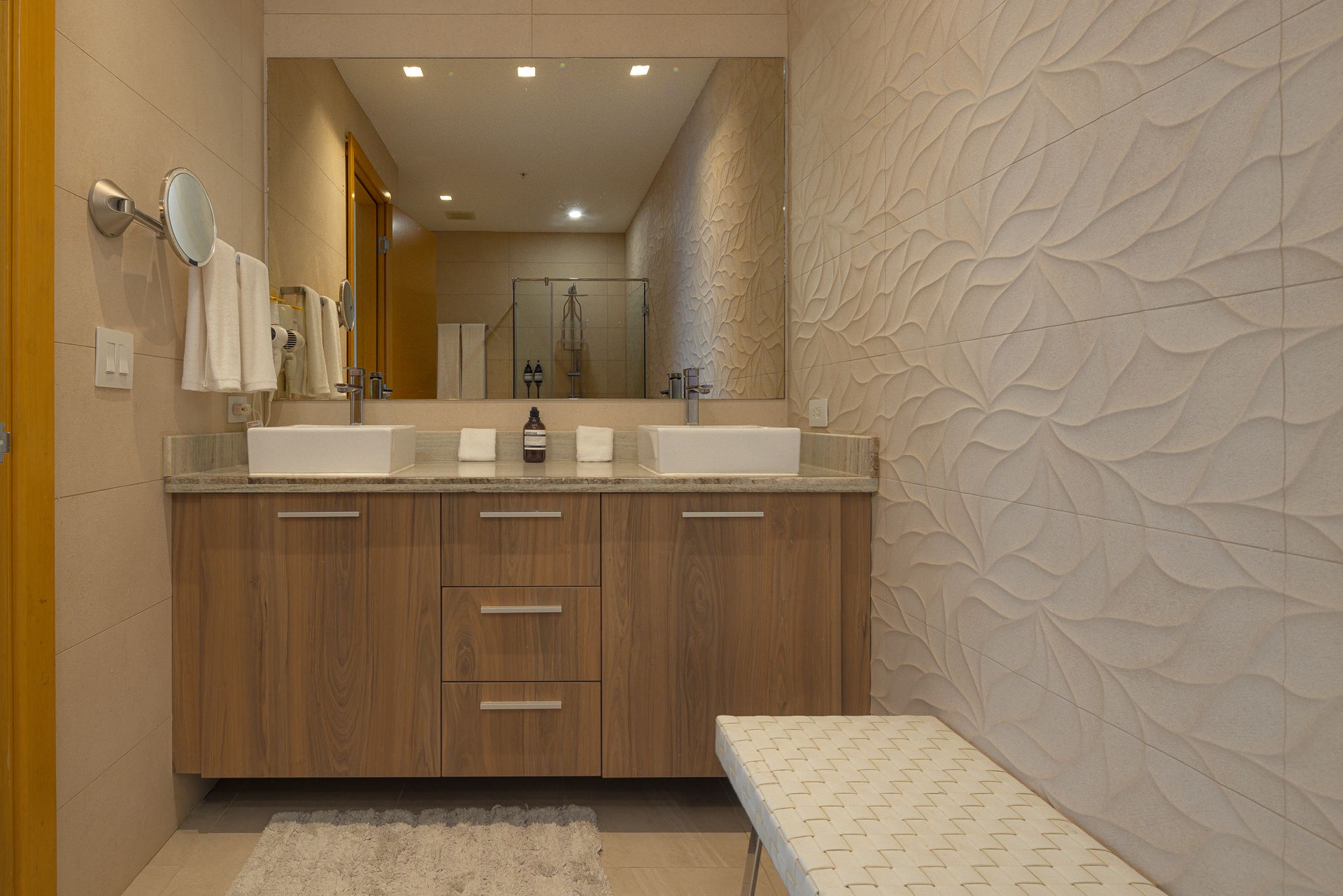Master bathroom with dual vanity at Playa Escondida apartment listed on Amazinn Places, Panamá