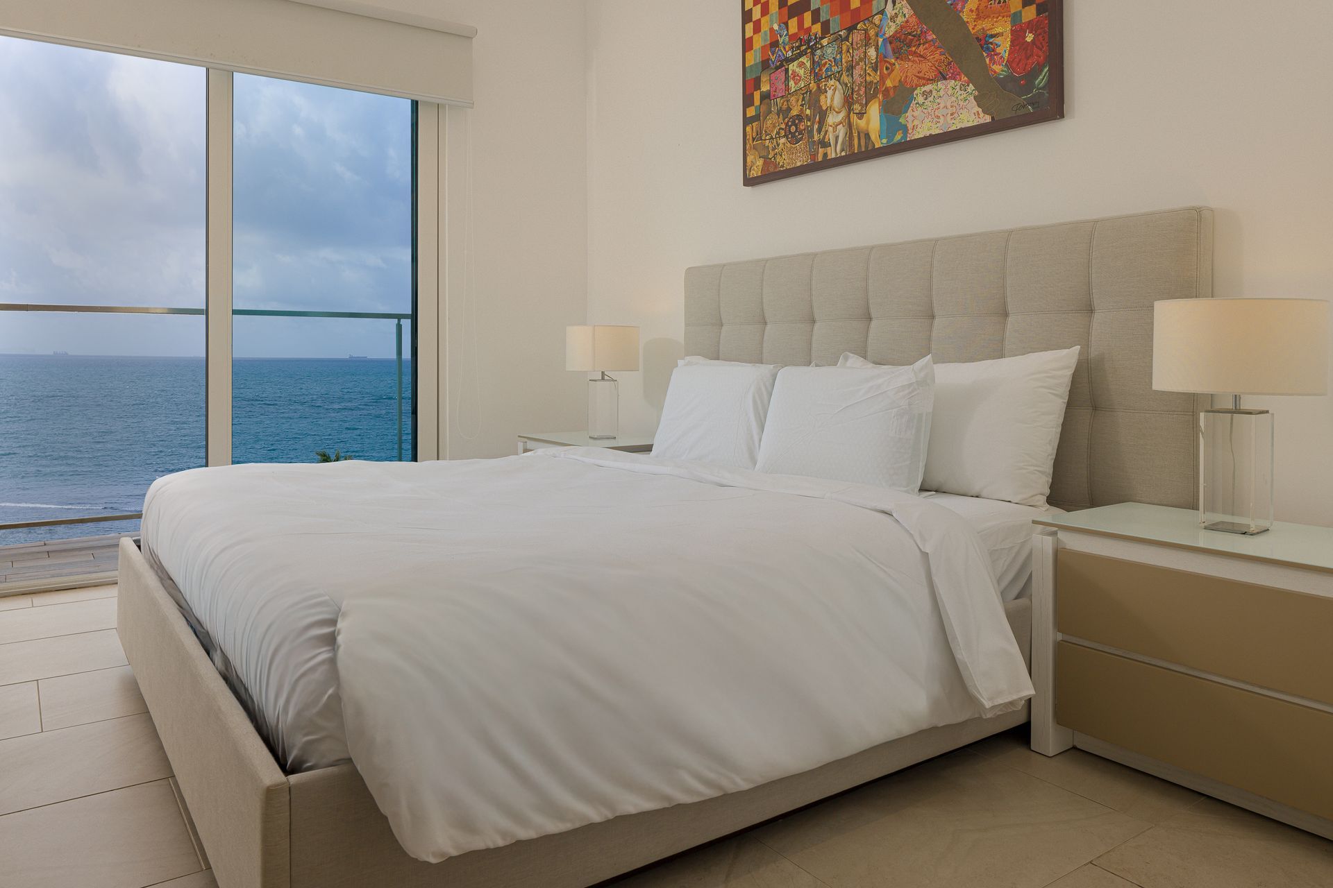 Secondary bedroom with ocean view at Playa Escondida Amazinn Places apartment, Panamá