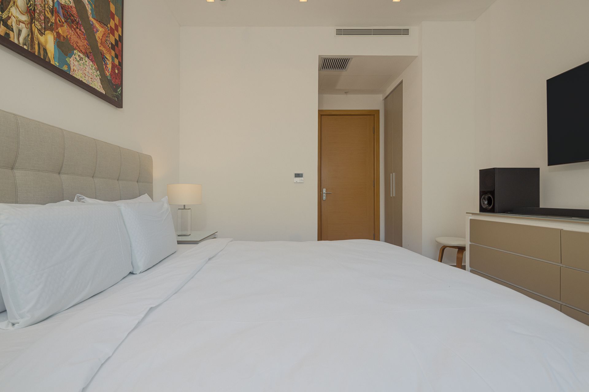 Third bedroom with elegant design at Playa Escondida apartment listed on Amazinn Places, Panamá